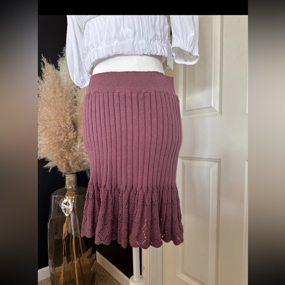 New with tags!
Free People Rose Mini Skirt 
Size Large - Picture 3 of 12